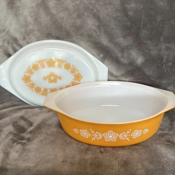 VTG | BUTTERFLY Gold PYREX 045 2.5 qt covered casserole - Picture 2 of 8